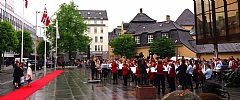 B�nes skolekorps m�lbandt Dronningen og halve kongeriket