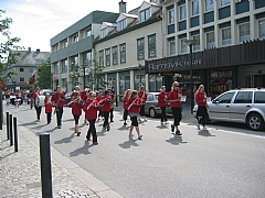 Marsjering i sentrum av Voss.